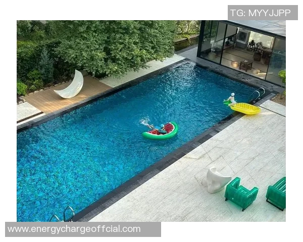 炙热夏日畅游尽享清凉泳池派对，释放无限激情与欢乐时光